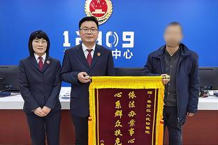 不受分手影响！帕克身穿巴黎时尚品牌BALMAIN西服 干练挺拔